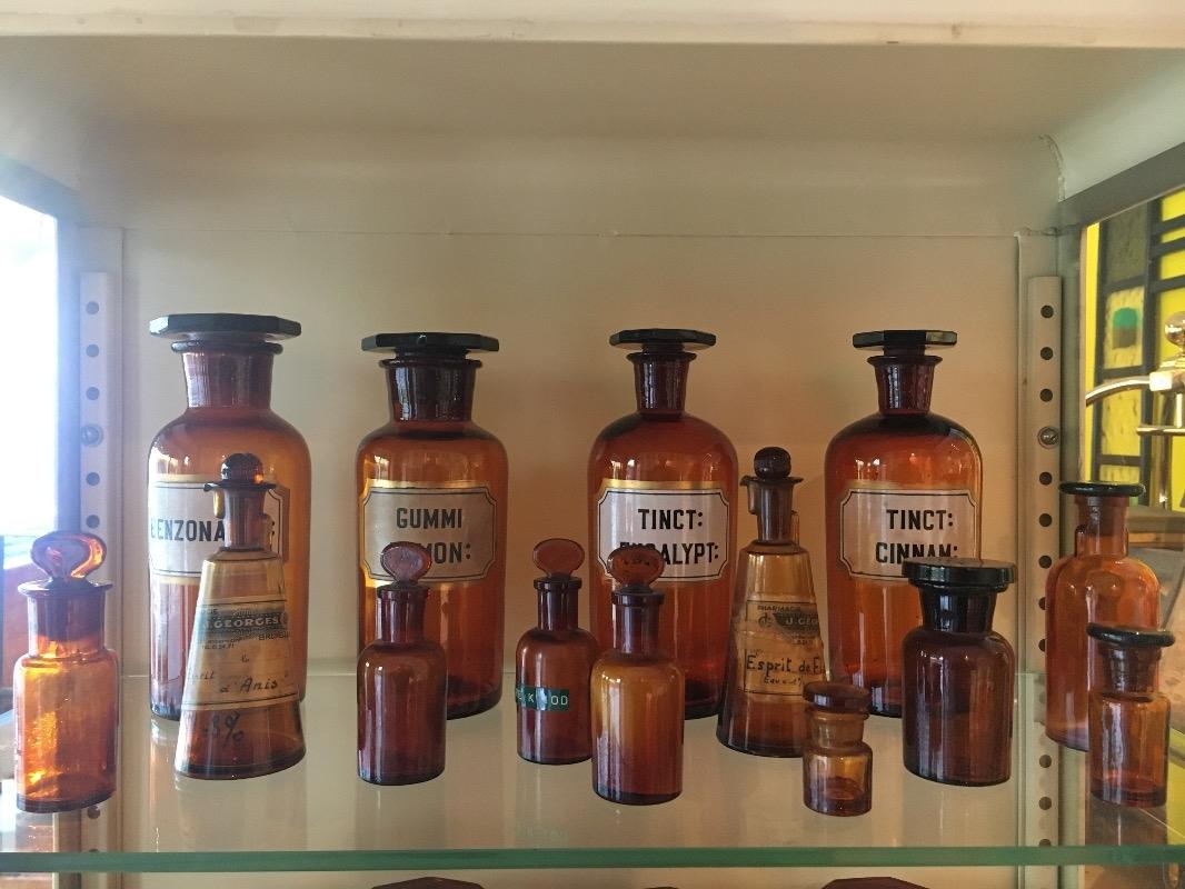 M 675 anciens flacons de pharmacie 